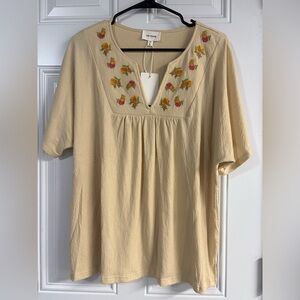 NWT Embroidered Floral Beige Top✨